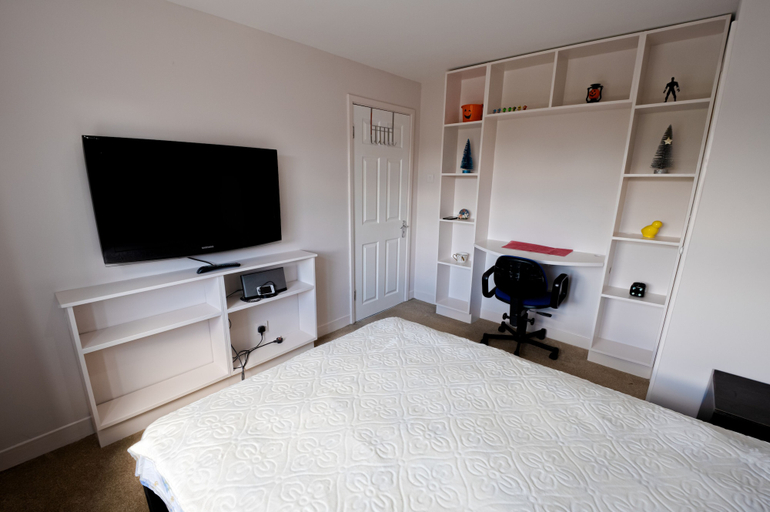 Bedroom 4, Immaculate 2-bed Apartment in Isleworth by River, London