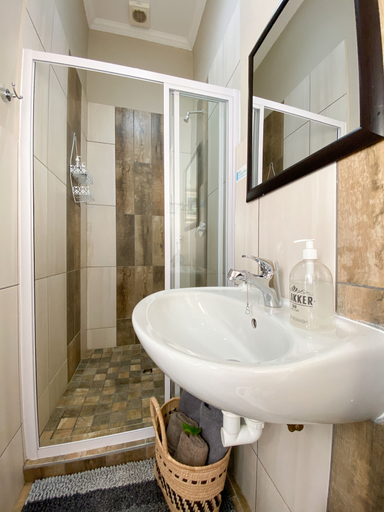 Bathroom 5, De Akker Guest House, Eden