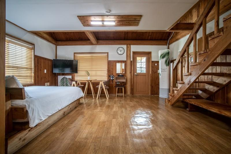 Bedroom 2, Seogwipo Log House Pension, Seogwipo
