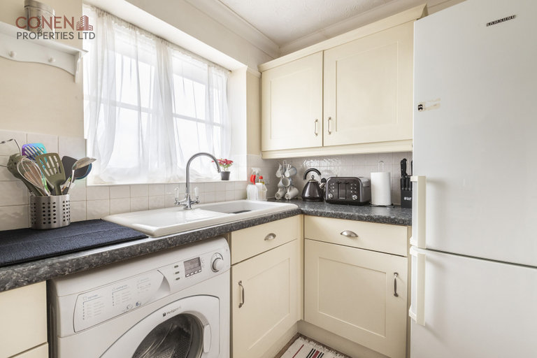 Others 4, Stunning 2-bed Apartment in Grays, Thurrock