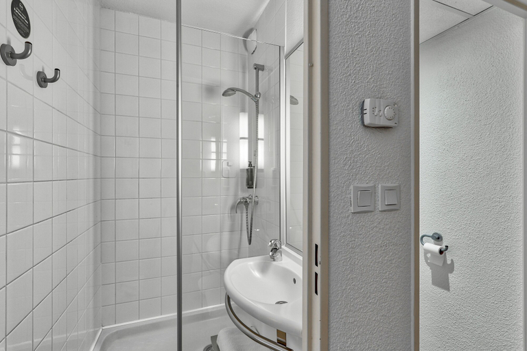 Bathroom 3, B&B HOTEL Montluçon Saint-Victor, Allier