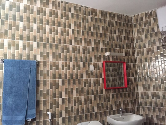 Bathroom, Residence Mbissine, Guédiawaye