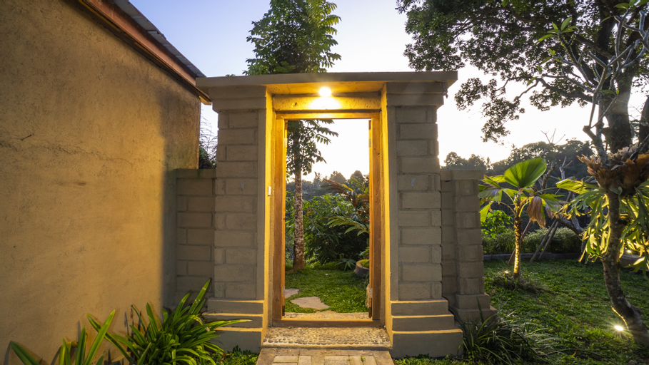 Exterior & Views 21