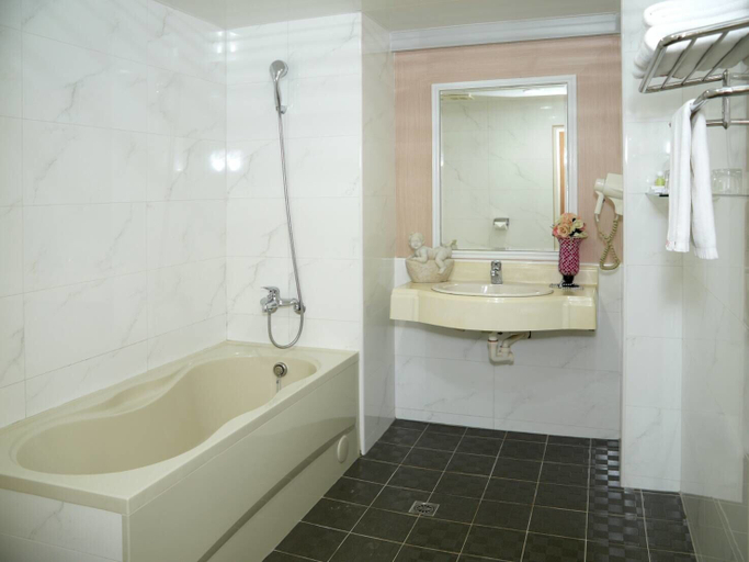 Bathroom 4, Beidoo Hotel, Keelung