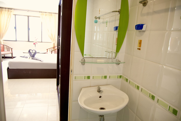 Bathroom 3, Golden Guesthouse, Cha-Am