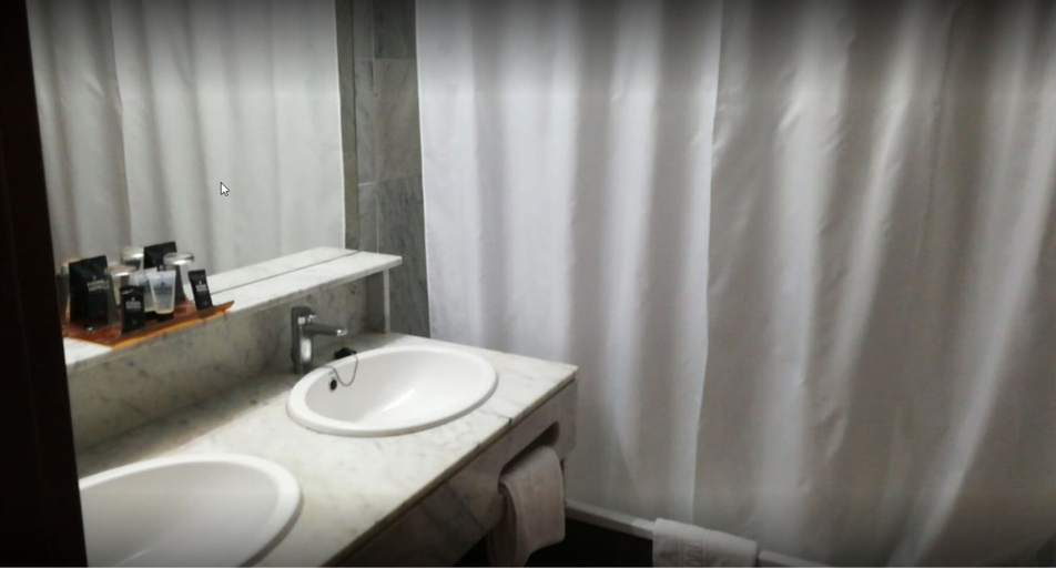 Bathroom 4, Evenia Olympic Garden, Girona