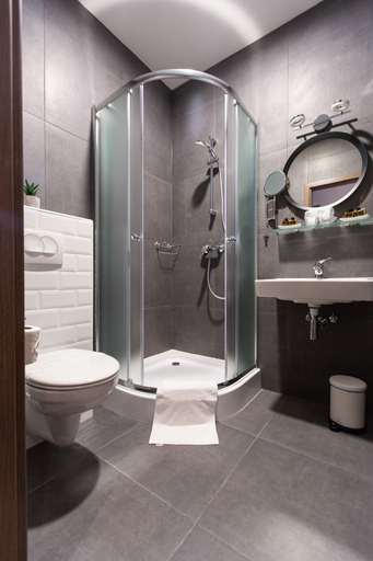 Bathroom 3, Waterfront Lodge, Kalocsa