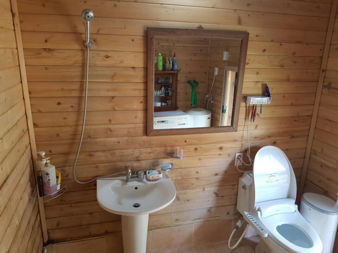 Bathroom 3, Yi Jin-rae's Historic House, Boseong