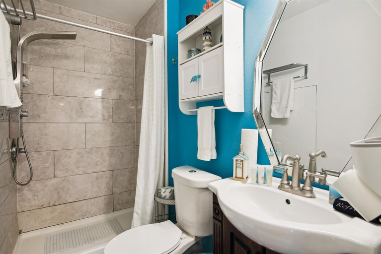 Bathroom 3, Coral Cottage, Brazoria