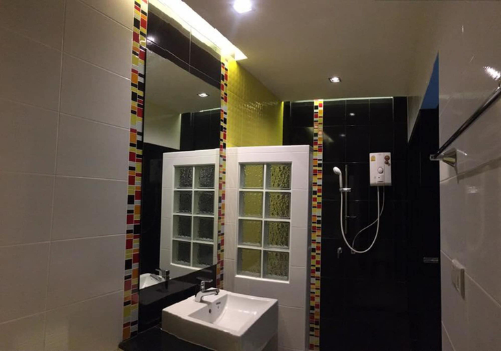 Bathroom 5, i DUS Resort, Muang Phitsanulok