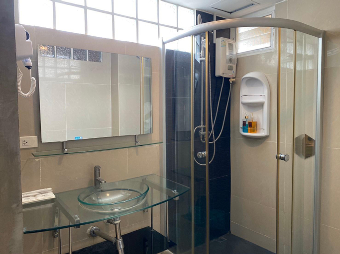 Bathroom 18