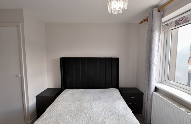 Bedroom 3, Immaculate 2-bed Apartment in Isleworth by River, London