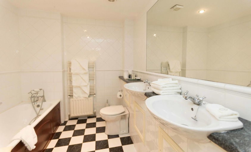 Bathroom 5, Sheedy's Country House Hotel