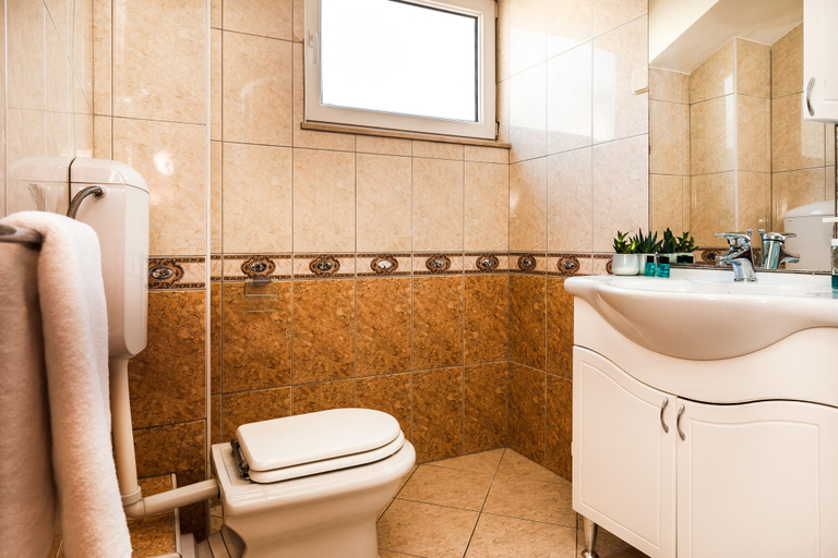 Bathroom 4, Sunset Apartments, Bol