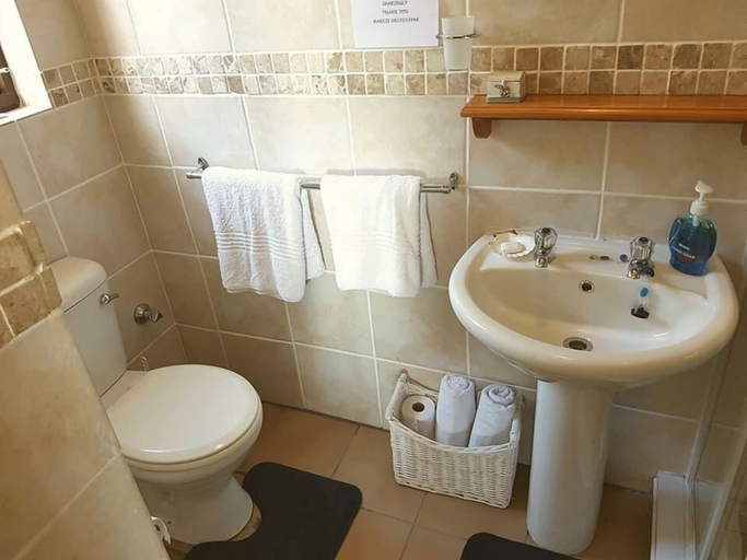 Bathroom 4, Seagulls Guest House, West Coast