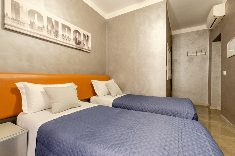 Bedroom 3, 4 Bed Apt Sleeps 8 -ensuite Bathrooms - Tv & Wifi, Roma