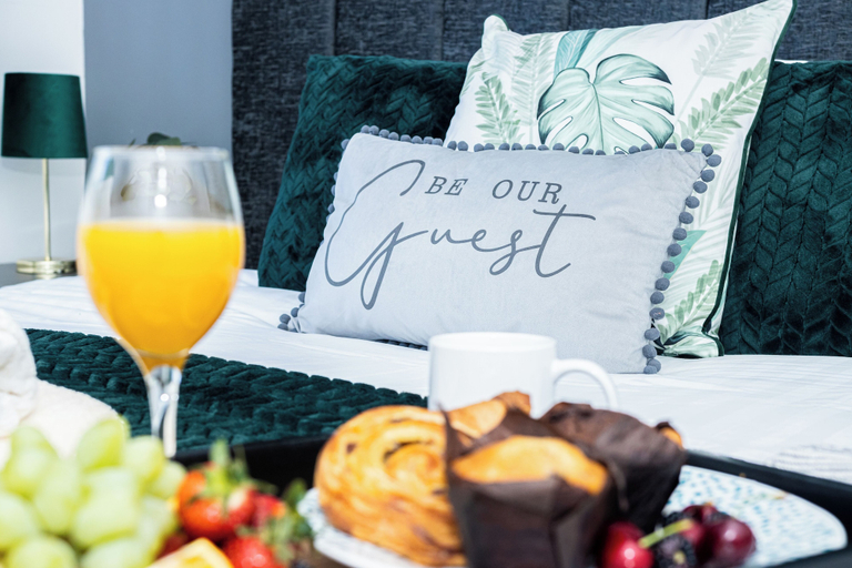 Food & Drinks 5, Stunning 3bedroom Home Ideal for Long & Short Stay, Dudley