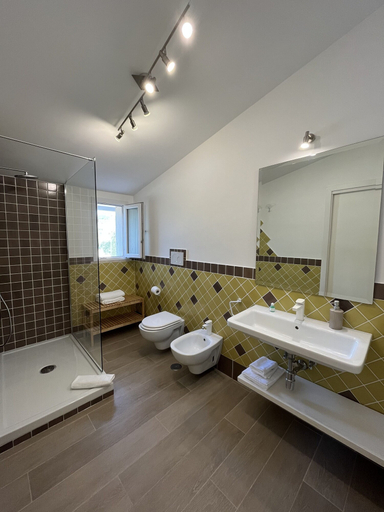 Bathroom 5, Country Cottage, Rome