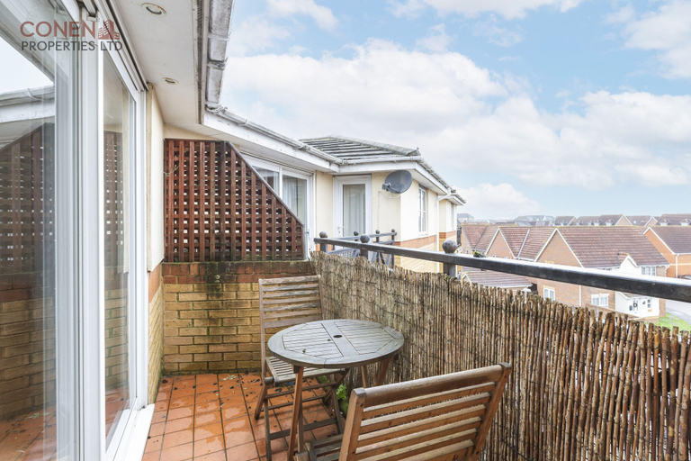 Others 3, Stunning 2-bed Apartment in Grays, Thurrock