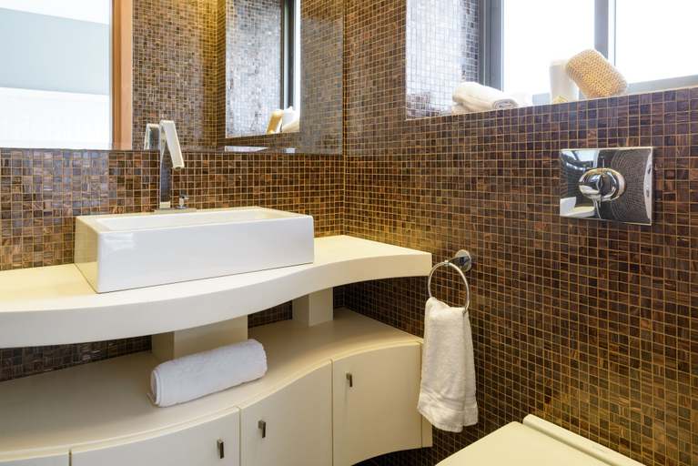 Bathroom 4, Comfort & Balcony near Beach by FeelHome