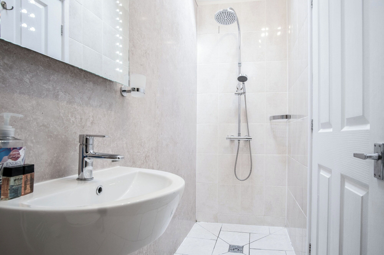 Bathroom 4, Teilo - 1 Bedroom - St Ishmael's, Pembrokeshire