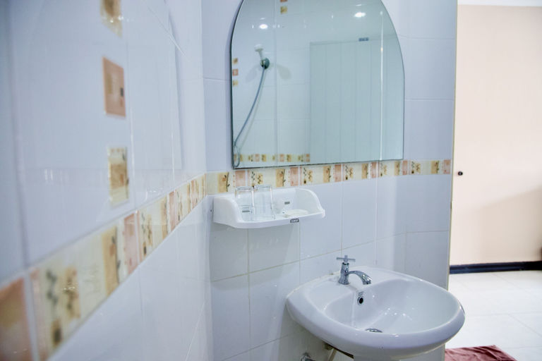 Bathroom 3, Golden Guesthouse, Cha-Am
