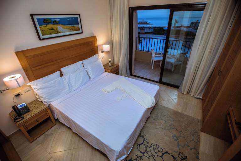 Bedroom 2, Sky View Suites Hotel, Al-Ghurdaqah