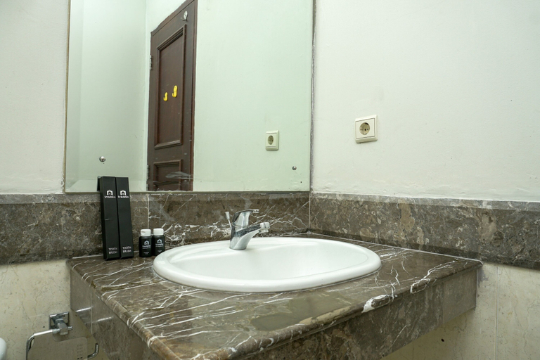 Bathroom 2, Comfy 1Br At Bellezza Apartment, Jakarta Pusat