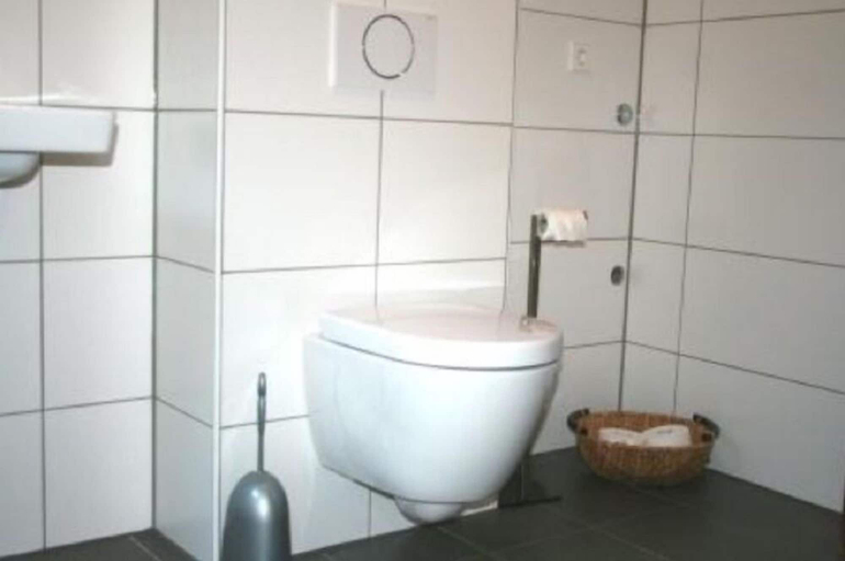 Bathroom 5, Pension Karlsbad am Waldrand, Karlsruhe