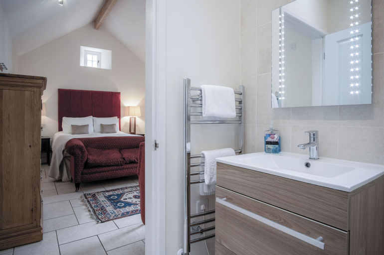 Bathroom 3, Brynach - 1 Bedroom - St Ishmael's, Pembrokeshire