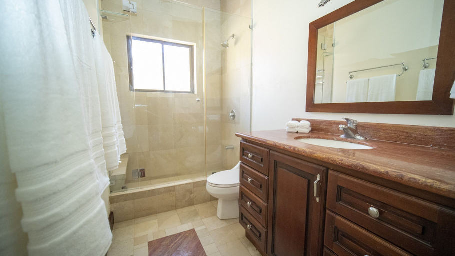Bathroom 4, Villa Zindagi, Santa Cruz