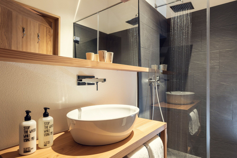 Bathroom 5, Conrad's Mountain Lodge, Maloja