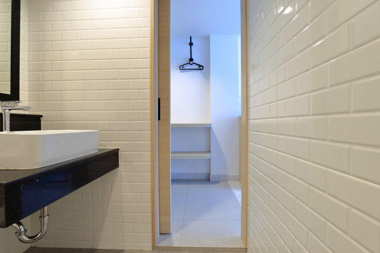 Bathroom 4, Port Canary Hotel, Lat Krabang