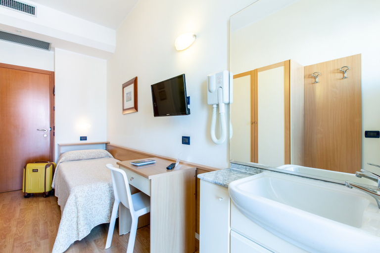 Bathroom 5, Hotel Baltic, Rimini