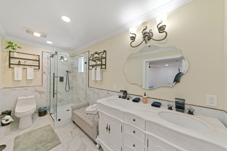 Bathroom 4, The Oak Loft, Bexar