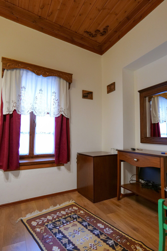 Others 5, Hotel Bineri, Gjirokastrës
