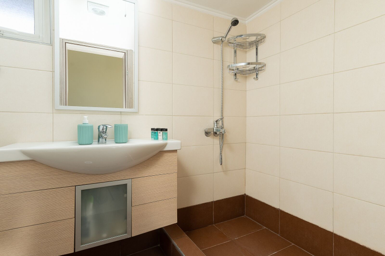 Bathroom, Blanco Apartment by A&D Properties, Attica
