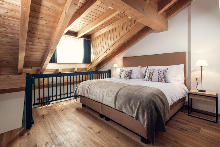 Bedroom 4, Conrad's Mountain Lodge, Maloja