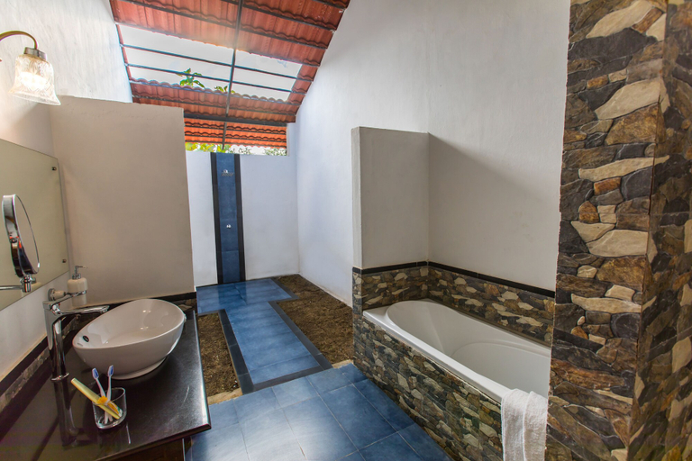 Bathroom 4, Tuli Veer Bagh Resort, Nagpur