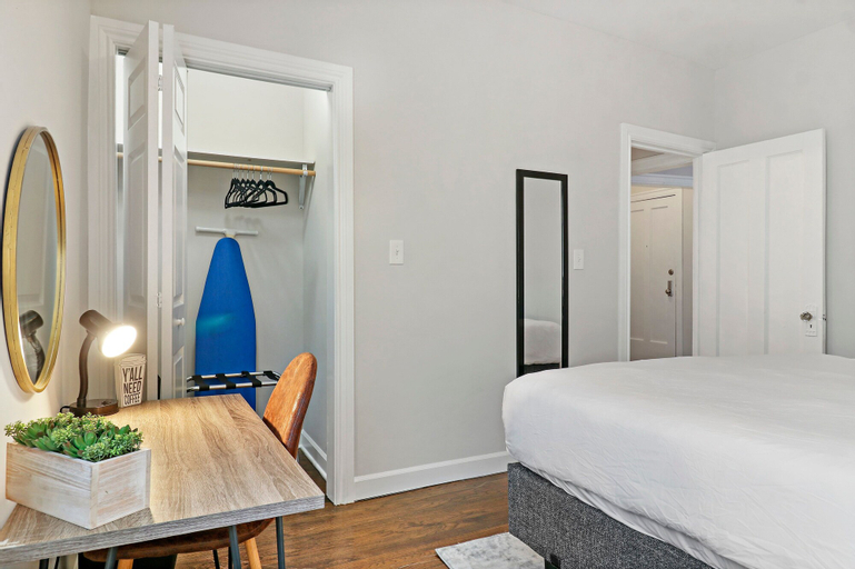 2BR Lively & Chic Home in Rogers Park, Cook