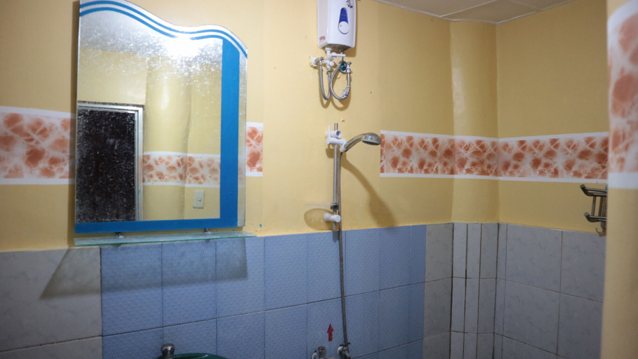 Bathroom 4, Nipa Hut Resort, San Leonardo