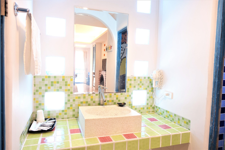 Bathroom 4, Meet Kenting, Pingtung
