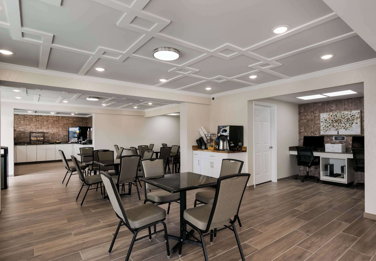 Food & Drinks 5, Surestay Plus By Best Western Pigeon Forge, Sevier