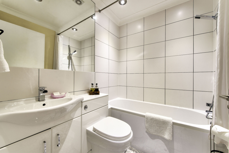 Bathroom 3, Maya's Glasgow Holiday Homes, Glasgow