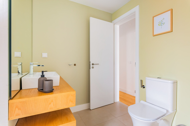 Bathroom 4, 2BR Chic&Bright com 120m2 em Campo de Ourique, Lisbon