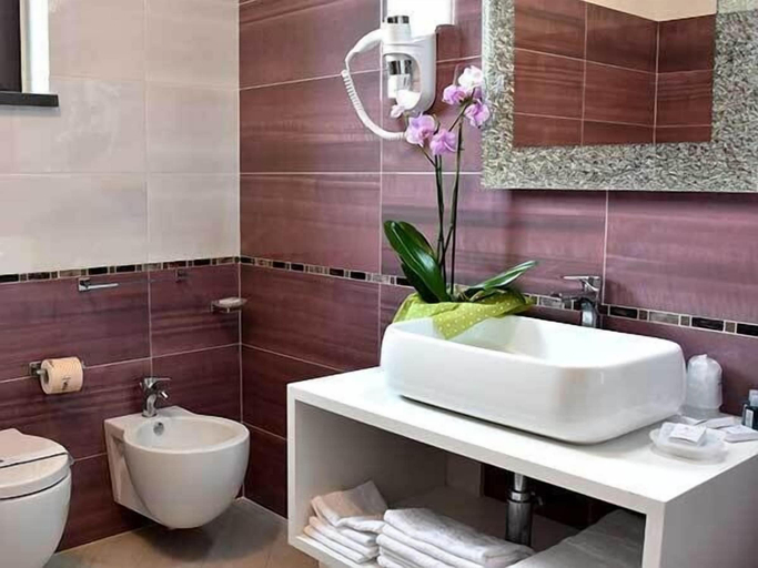 Bathroom 5, Hotel Riviera Azzurra, Messina