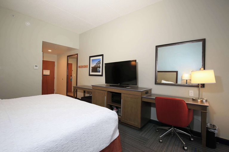 Bedroom 4, Hampton Inn Bordentown, Burlington