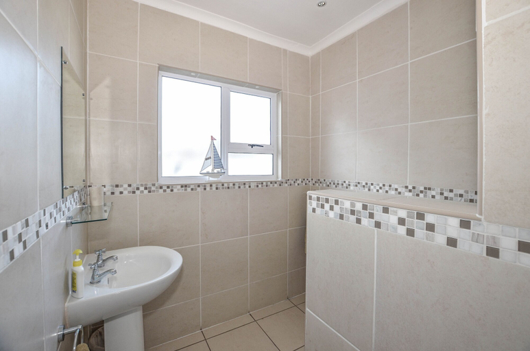 Bathroom 3, 9 on Dolfyn, West Coast