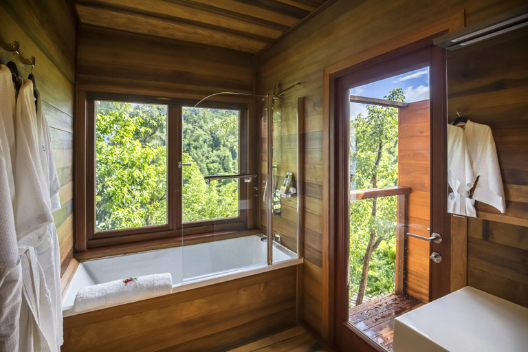 Bathroom 4, Secret Bay