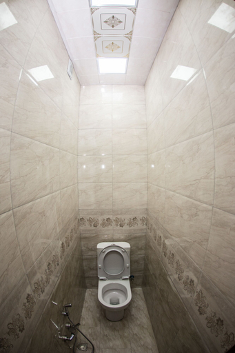 Bathroom 3, Bakuvi Tourist Apartment B101, Baku